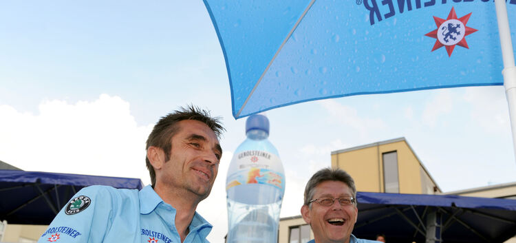 ARCHIV - Teamchef Hans-Michael Holczer (r) und der Sportliche Leiter Christian Henn (l) vom Team Gerolsteiner freuen sich beim o