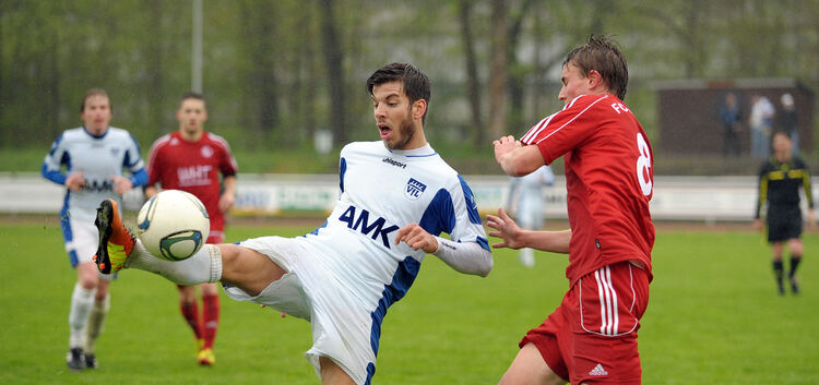 Fußball Verbandsliga VfL Kirchheim( weiß)  - FC Wangen (rot)  Marius Nigl