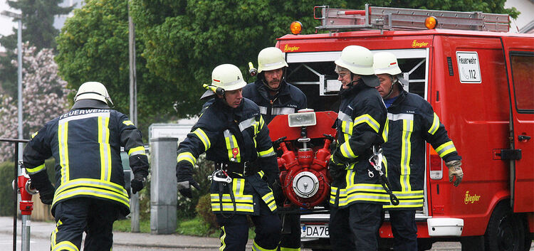 Die Feuerwehrleute installieren eine Pumpe, mit der der Druck des Leitungsnetzes erhöht wird.Foto: Haußmann