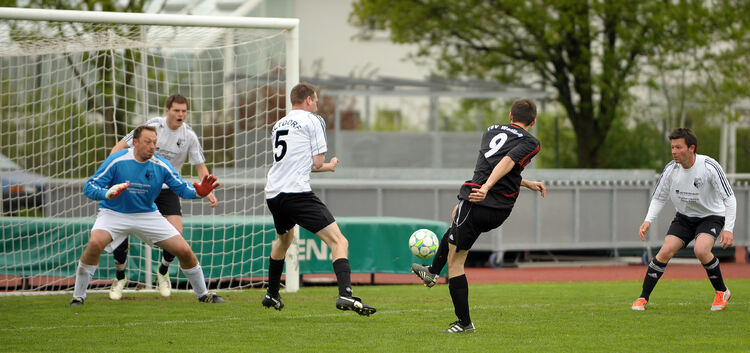 Fußball Kreisliga A2 TSV Weilheim II  dunle trikots)- TSV Altdorf (weiß) Christian Jäschke trifft zum 1:0