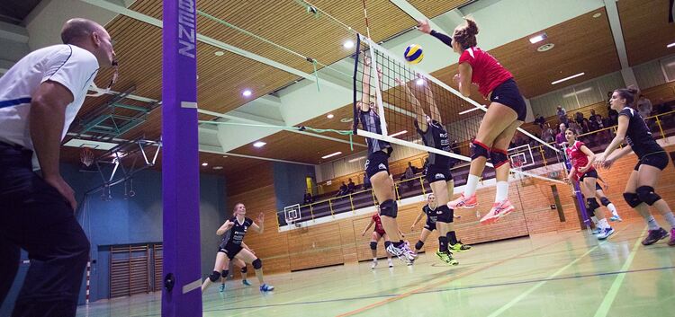 Regionalliga-Volleyball in der Dettinger Sporthalle gibt es schon am Samstag zu Beginn der Rückrunde wieder.Foto: Mirko Lehnen