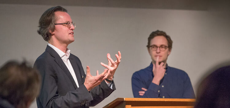 Bernhard Pörksen (links) und Sascha Friesike sprachen unterhaltsam über die Digitalisierung. Foto: Carsten Riedl