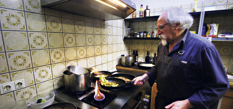 Der Gastronom aus Kirchheim kocht mit Leidenschaft. Seine Mutter hat ihm Tricks beigebracht. Foto: Jörg Bächle