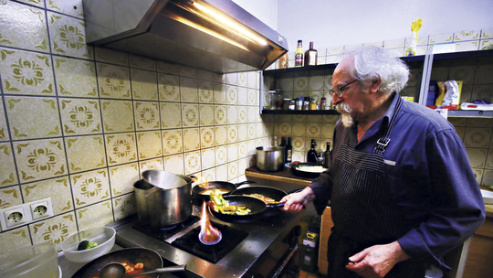 Der Gastronom aus Kirchheim kocht mit Leidenschaft. Seine Mutter hat ihm Tricks beigebracht. Foto: Jörg Bächle Der Gastronom aus Kirchheim kocht mit Leidenschaft. Seine Mutter hat ihm Tricks beigebracht. Foto: Jörg Bächle