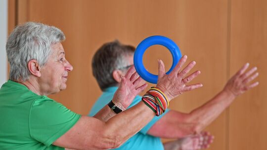 Hoch das Bein: Die Teilnehmer werden bei den Kursen des DRK-Kreisverbands Nürtingen in Ochsenwang ganz schön gefordert - ganz na Hoch das Bein: Die Teilnehmer werden bei den Kursen des DRK-Kreisverbands Nürtingen in Ochsenwang ganz schön gefordert - ganz na