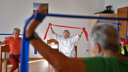 DRK Seniorengymnastik in der ehemaligen Schule Ochsenwang, Senioren, Alter, Gymnastik DRK Seniorengymnastik in der ehemaligen Schule Ochsenwang, Senioren, Alter, Gymnastik