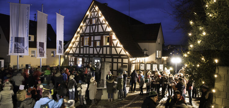 Holzmaden, Singen und Musizieren unter dem Weihnachtsbaum Rathaus Holzmaden