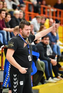 VfL-Coach Engelbert Eisenbeil zeigt es: Die neue Nummer eins sind wir.Foto: Markus Brändli
