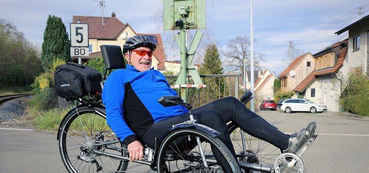 Hans-Jürgen Wummel bringt es mit seinem Trike locker auf 90 Stundenkilometer und in Kurven auf eine Neiglage von 27,5 Grad. Das