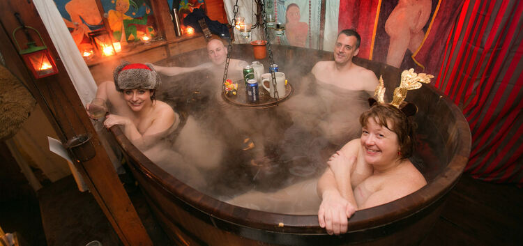 Corryn Zimmerman, Jens Garzarezk, Galen Harris und Melissa Conliy (von links) sind Stammgäste im Badehaus.Foto: Roberto Bulgrin