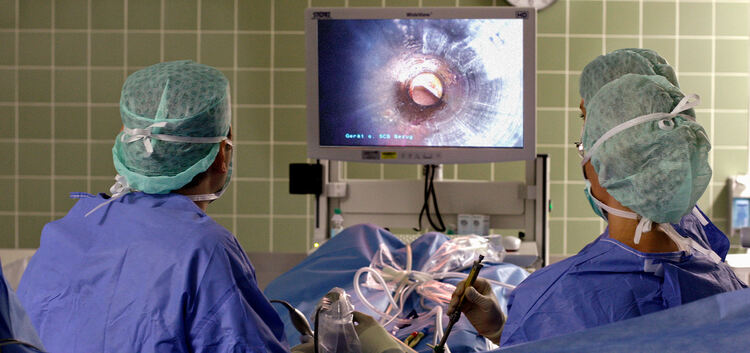 Die minimal-invasive Chirurgie hat unter anderem den Vorteil, dass die Chirurgen alles vergrößert sehen können.Archiv-Foto: Jean