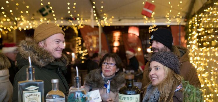 Glückliche Gewinner und vier verschiedene Sorten Gin gab es beim Weihnachtsabend des City Rings im Winterwunderland.Foto: Carste