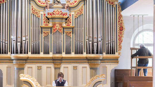 Damit Organist Jörg Tobias (oben Bildmitte) alle Register ziehen kann, muss Kalkant Fritz Grünzweig in der Tretanlage ordentlich Damit Organist Jörg Tobias (oben Bildmitte) alle Register ziehen kann, muss Kalkant Fritz Grünzweig in der Tretanlage ordentlich