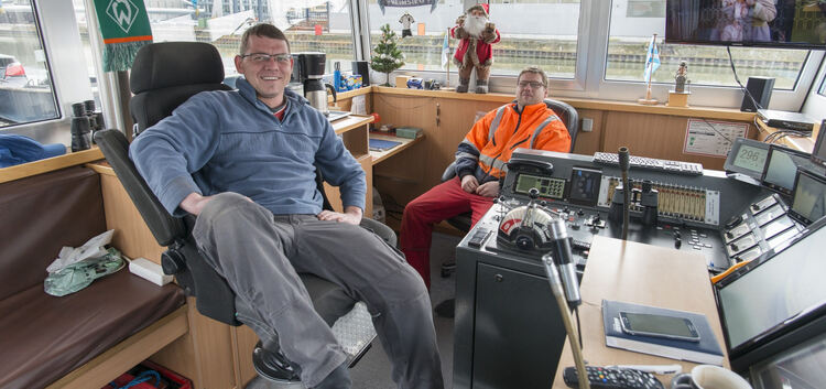 Florian Wichern und sein Bruder Fabian (rechts) feiern gemeinsam mit ihrem Steuermann Weihnachten dieses Jahr auf dem Schiff bei