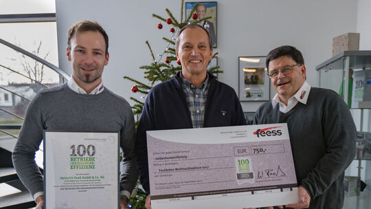 Doppelt Grund zur Freude gibt es bei der Firma Feess: Marketingchef Michael Hallwachs, Geschäftsführer Walter Feeß und Stoffstro Doppelt Grund zur Freude gibt es bei der Firma Feess: Marketingchef Michael Hallwachs, Geschäftsführer Walter Feeß und Stoffstro