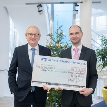Die VR Bank Hohenneuffen-Teck unterstützt die Weihnachtsaktion großzügig. Sprecher Bruno Foldenauer (links) und Stefan Gerlach,