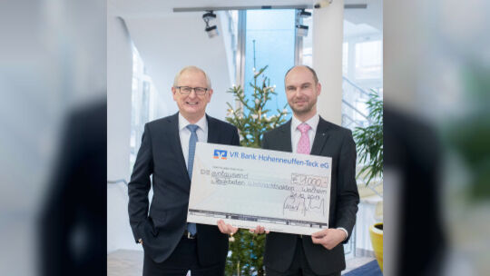 Die VR Bank Hohenneuffen-Teck unterstützt die Weihnachtsaktion großzügig. Sprecher Bruno Foldenauer (links) und Stefan Gerlach, Die VR Bank Hohenneuffen-Teck unterstützt die Weihnachtsaktion großzügig. Sprecher Bruno Foldenauer (links) und Stefan Gerlach,