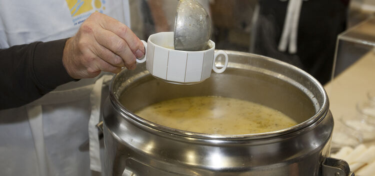 Über 65 Grad Celsius muss die Temperatur der Suppe liegen, damit sie unbedenklich ist.Foto:  Jacques