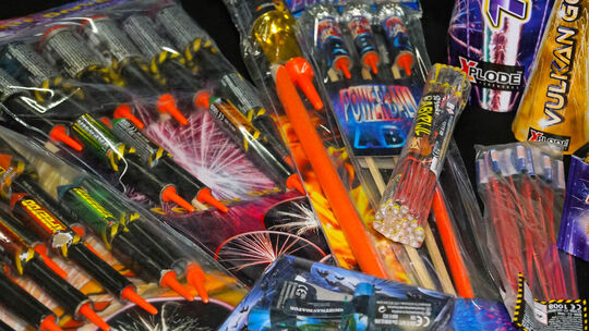 Ob Raketen, Batterien oder Vulkane: Der Umgang mit Feuerwerk ist nicht ohne Gefahr, wenn Sicherheitstipps nicht beachtet werden.