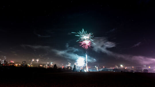 Auf ein farbenfrohes Feuerwerk an Silvester freuen sich viele Menschen. Feuerwerksexperte Tony Zeccola warnt aber ausdrücklich v Auf ein farbenfrohes Feuerwerk an Silvester freuen sich viele Menschen. Feuerwerksexperte Tony Zeccola warnt aber ausdrücklich v