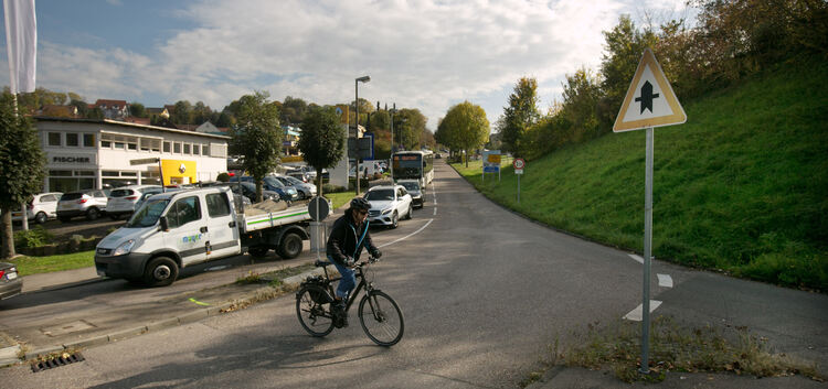 Die Einmündung an der Straße am Ziegelbrunnen in Berkheim ist stark ramponiert - jetzt kommt auch noch der Umleitungsverkehr hin