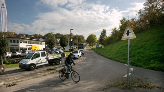 Die Einmündung an der Straße am Ziegelbrunnen in Berkheim ist stark ramponiert - jetzt kommt auch noch der Umleitungsverkehr hin