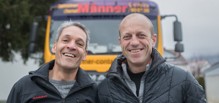 Jochen Reichert (links) und Rainer Weissinger, Geschäftsführer der Firma Männer, unterstützen die Weihnachtsaktion des Teckboten
