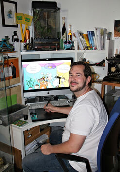 Alexander Linke bei der Arbeit an einem neuen Comic mit Äffle und Pferdle.Foto: Tanja Bürgermeister