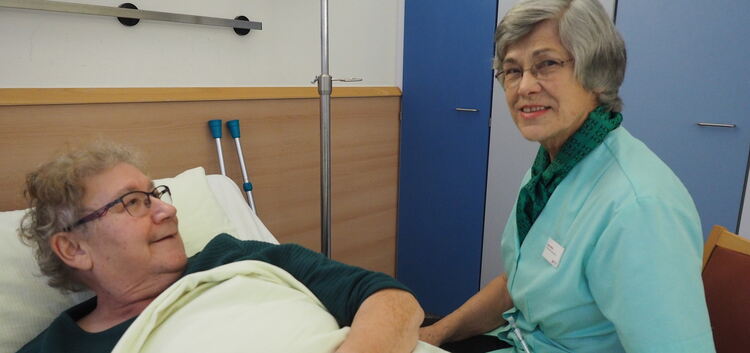 Die Patientin Rose Egner aus Unterlenningen ist voll des Lobes über die ehrenamtlichen Helfer - wie Beate Wirth. Foto: Heike Sie