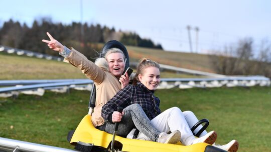 Gähnende Leere beim Skilift, aber reger Betrieb bei der Bobbahn - Doch Angela Gödrich ist sich sicher, dass es im Januar schneie Gähnende Leere beim Skilift, aber reger Betrieb bei der Bobbahn - Doch Angela Gödrich ist sich sicher, dass es im Januar schneie