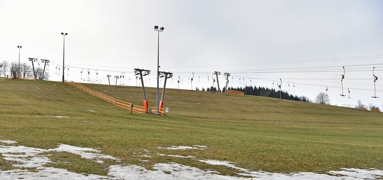 Gähnende Leere beim Skilift, aber reger Betrieb bei der Bobbahn - Doch Angela Gödrich ist sich sicher, dass es im Januar schneie