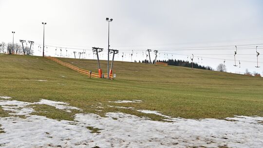 Gähnende Leere beim Skilift, aber reger Betrieb bei der Bobbahn - Doch Angela Gödrich ist sich sicher, dass es im Januar schneie