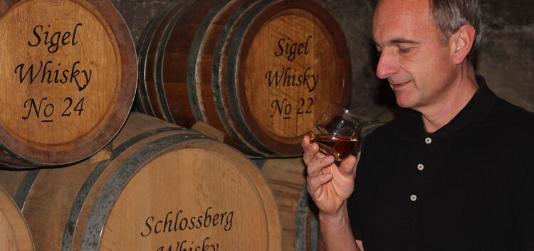 Dietmar Sigel nimmt eine Probe von seinem Whisky. Fotos: Lena Sigel und Andreas Moosmann