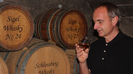 Dietmar Sigel nimmt eine Probe von seinem Whisky. Fotos: Lena Sigel und Andreas Moosmann Dietmar Sigel nimmt eine Probe von seinem Whisky. Fotos: Lena Sigel und Andreas Moosmann