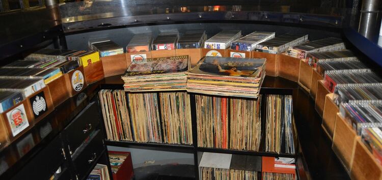 Nostalgische Gefühle: Damiano hat alle Vinyl-Platten aus alten Zeiten aufbewahrt.  Fotos: Günter Kahlert