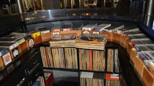 Nostalgische Gefühle: Damiano hat alle Vinyl-Platten aus alten Zeiten aufbewahrt. Fotos: Günter Kahlert