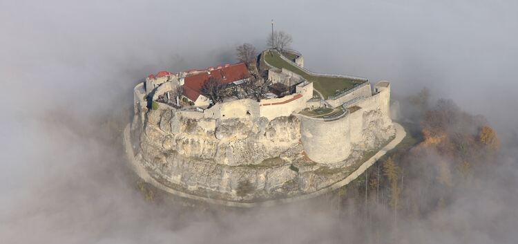 Mystisch: Die Burg Hohenneuffen erhebt sich aus dem Nebelmeer.