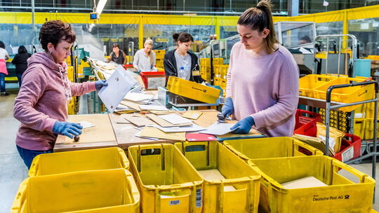 Trotz modernster Maschinen ist beim Verteilen der Sendungen auch immer wieder Handarbeit angesagt. Trotz modernster Maschinen ist beim Verteilen der Sendungen auch immer wieder Handarbeit angesagt.