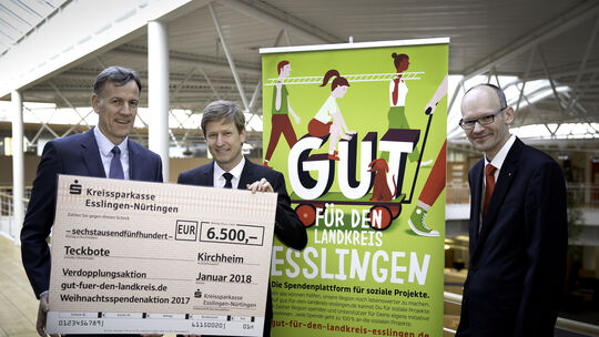 Strahlende Gesichter bei der Übergabe der Spende der Kreissparkasse. Das Foto zeigt von links den Vorstandsvorsitzenden Burkhard