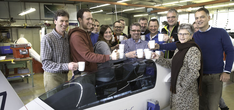 Das Team von Schempp-Hirth mit Geschäftsführer Ralf Holighaus (rechts) plünderte zum Jahresende die Kaffeekasse.Foto: Jacques