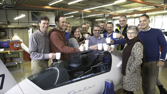 Das Team von Schempp-Hirth mit Geschäftsführer Ralf Holighaus (rechts) plünderte zum Jahresende die Kaffeekasse.Foto: Jacques Das Team von Schempp-Hirth mit Geschäftsführer Ralf Holighaus (rechts) plünderte zum Jahresende die Kaffeekasse.Foto: Jacques