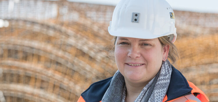 Katharina Kresse hat im Betonwerk, das die Tübbinge für den Tunnel der ICE-Neubaustrecke herstellt, das Sagen. Fotos: Carsten Ri