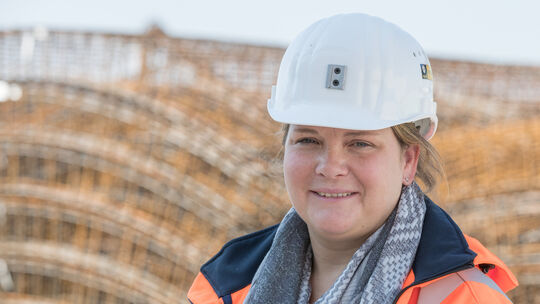 Katharina Kresse hat im Betonwerk, das die Tübbinge für den Tunnel der ICE-Neubaustrecke herstellt, das Sagen. Fotos: Carsten Ri