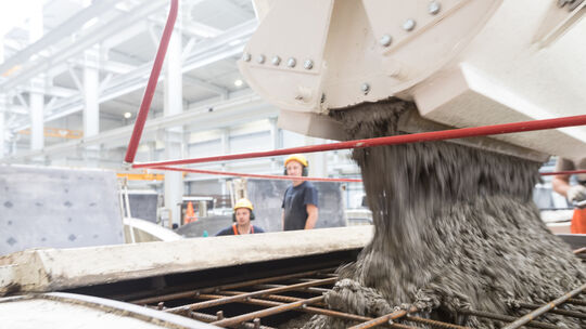 Der spezielle Beton wird in die Form gegossen und dann gerüttelt.
