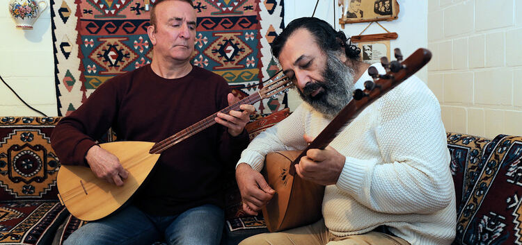 Die türkische Langhalslaute, die auch Baglama genannt wird, hat für Aleviten wie Veysel Aydin (links) und Necmi Öztürk einen zen