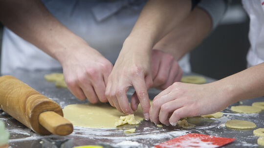 Gemeinsames Kochen oder Backen steht bei der Volkshochschule wieder hoch im Kurs. Unter anderem geht es um Spezialitäten aus Fra Gemeinsames Kochen oder Backen steht bei der Volkshochschule wieder hoch im Kurs. Unter anderem geht es um Spezialitäten aus Fra