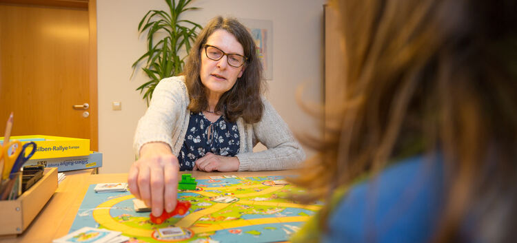 Spielerisch lernen die Kinder bei Angelika Schedel sprechen, schreiben und rechnen.Foto: Carsten Riedl