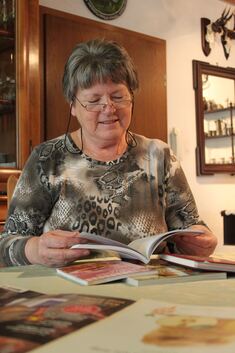 Doris Bopp blättert immer wieder gerne durch ihre eigenen Rezeptbücher.Foto: Cornelia Wahl
