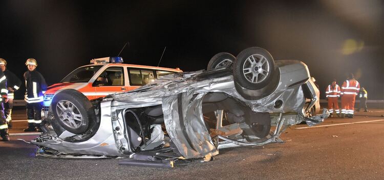 Schock auf der Autobahn: Bei einem Unfall verliert eine Frau ihr Leben, Mehrere sind verletzt.