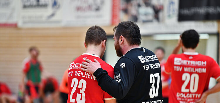Schulterklopfer vom Besten: TSVW-Keeper Bernhard Illi (hier mit Jan Stark) erwischte einen Sahne-Tag.Foto: Markus Brändli